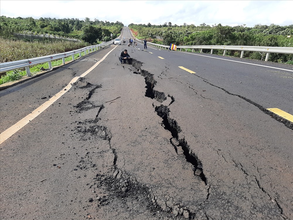 Mặt đường xuống cấp