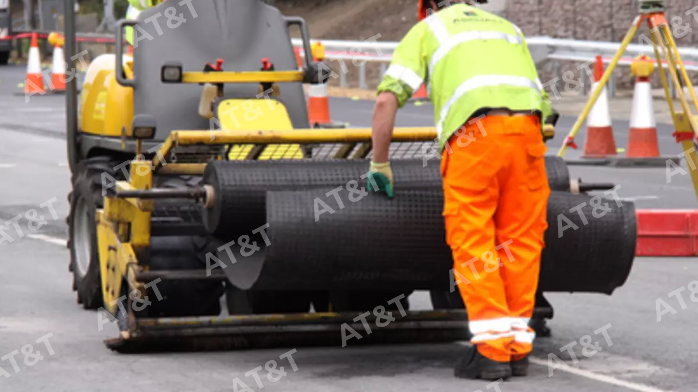 Quy trình trải lưới thủ công phối hợp với máy móc trên bề mặt đường thực tế