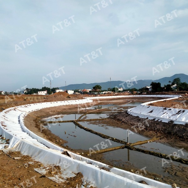 Vải địa kỹ thuật được thi công trước khi trải màng HDPE để tăng khả năng bảo vệ lớp chống thấm.