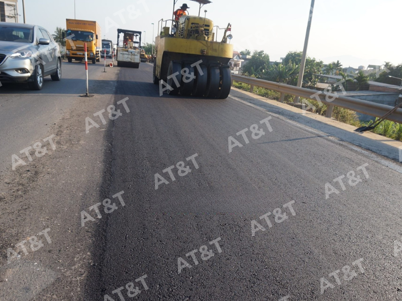 Quá trình lu lèn giúp cốt liệu đá khóa chặt vào ô lưới tạo cấu trúc liên hợp bền vững
