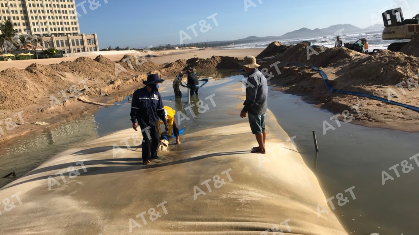 Hình 2: Thi công và kiểm soát vị trí ống Geotube trong công trình kè bờ sông.