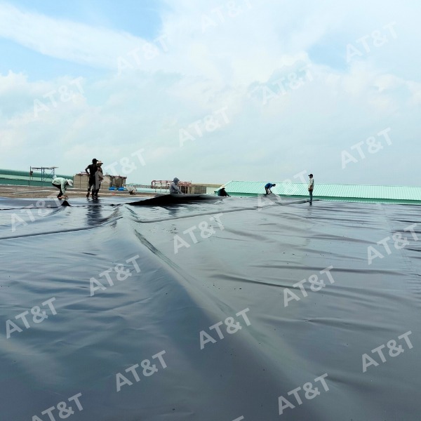 Hình 2: Hàn nối là công đoạn quan trọng quyết định độ kín của hệ thống màng chống thấm HDPE.