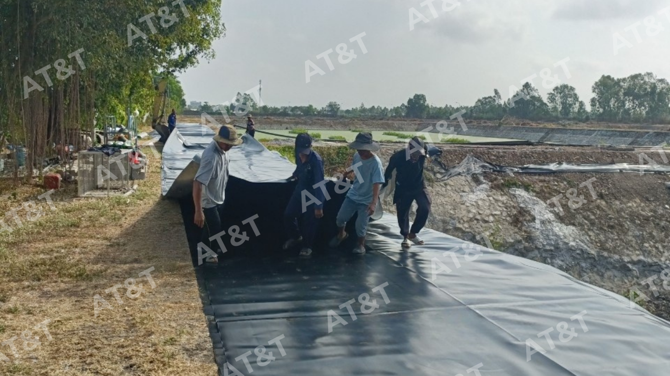 Hình: Trải màng chống thấm HDPE 